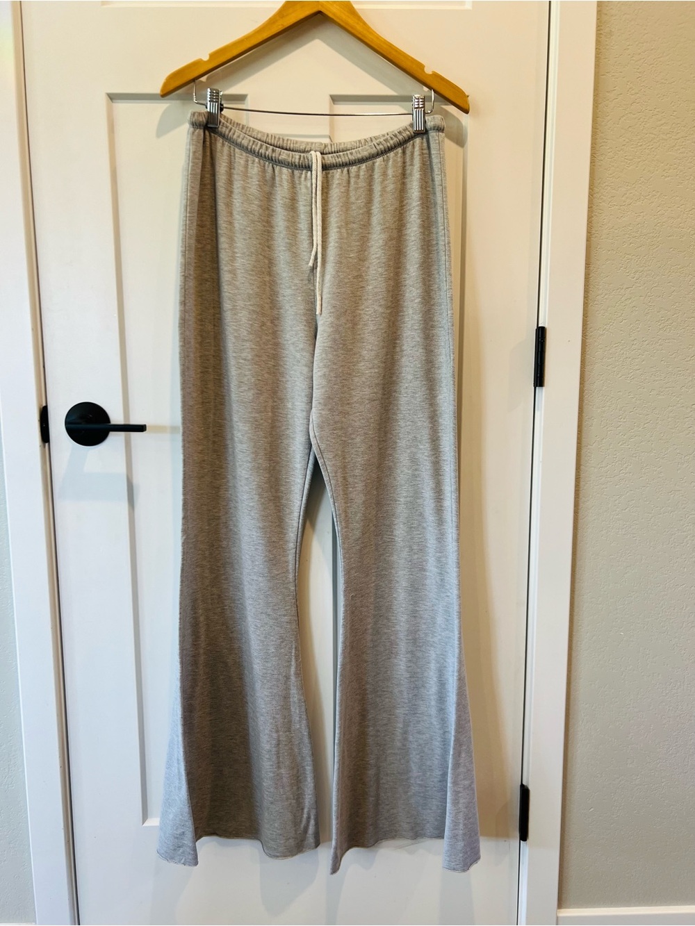 aerie Light Gray Women’s Flared Comfy Sweatpants